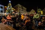 Během slavnostního rozsvícení vánočního stromu v Českém Krumlově a zahájení adventu na náměstí nechyběly zábavné atrakce pro děti a vánoční jarmark.