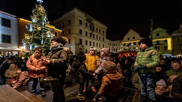 Během slavnostního rozsvícení vánočního stromu v Českém Krumlově a zahájení adventu na náměstí nechyběly zábavné atrakce pro děti a vánoční jarmark.