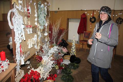 Tvoření a prodej vánočních dekorací v loučovickém domě kultury.