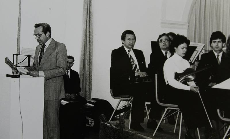 Český Krumlov v 70. letech 20. století. Otevření nové expozice muzea, duben 1980.