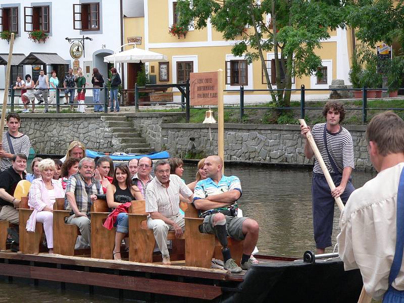 Karel Gott navštívil Český Krumlov 13. července 2005 za doprovodu celé řady známých osobností.