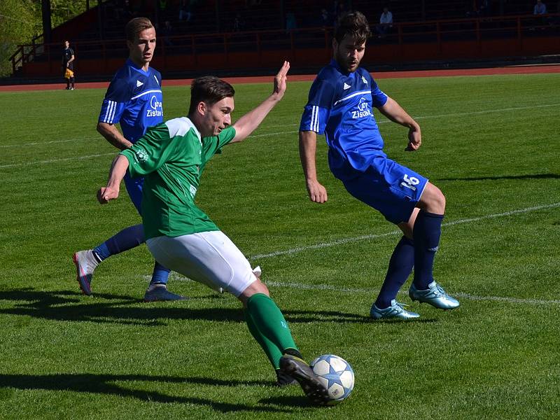 Dohrávka divize A - 23. kolo: FK Slavoj Český Krumlov (zelené dresy) - 1. FC Karlovy Vary 1:1 (1:0), na penalty 5:3.