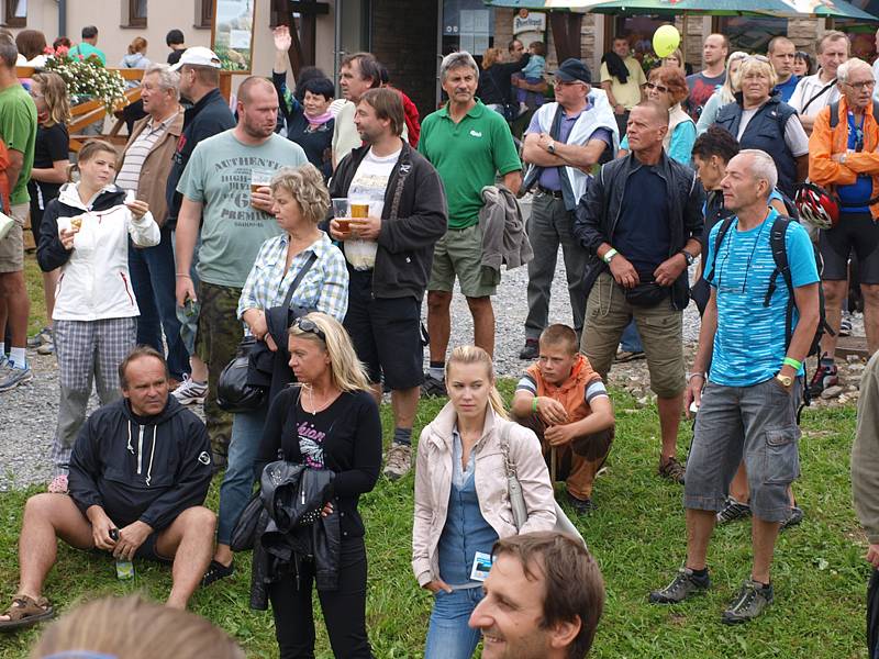 Na příjezd prezidenta Václava Klause čekaly na Kramolíně stovky lidí.