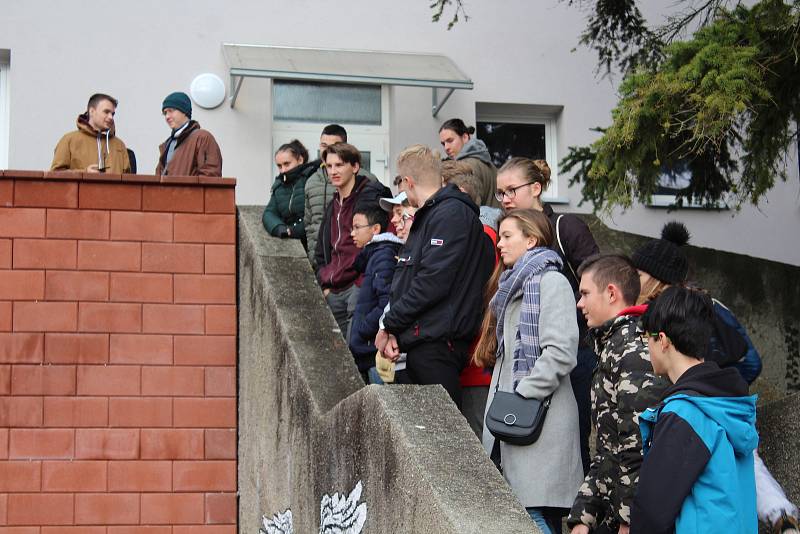 Vzpomínku na listopad 1989 zakončilo shromáždění před budovou gymnázia.