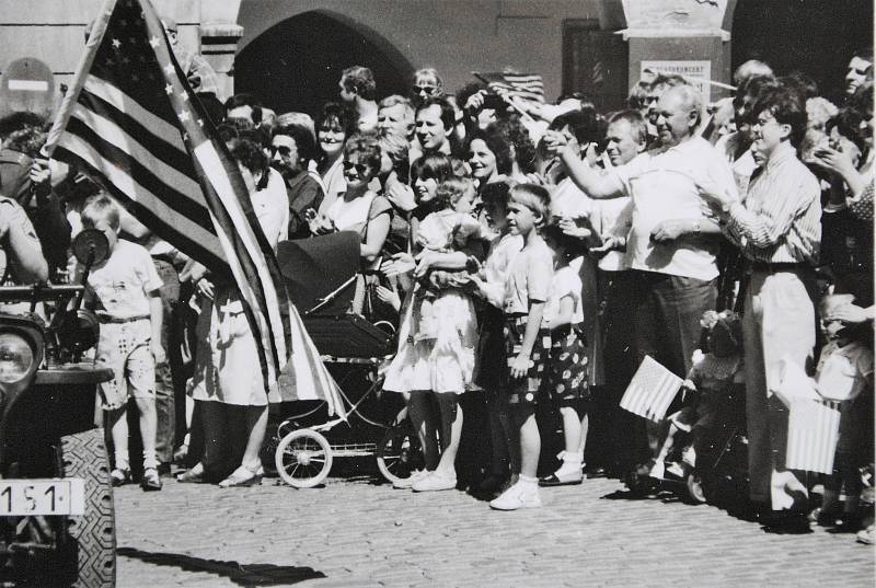Krumlovská devadesátá. Oslavy 1. máje a osvobození města americkou armádou.