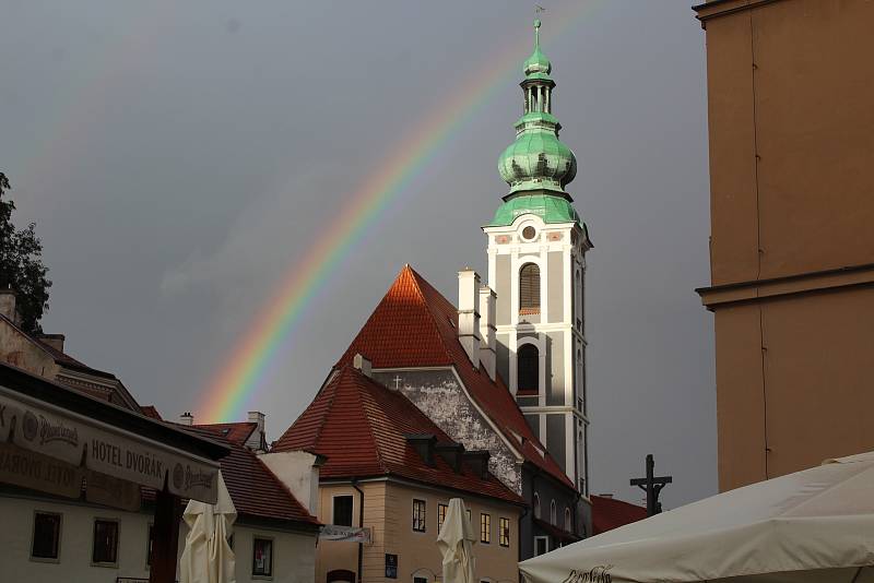 Ochutnávka z pátečního programu Slavností pětilisté růže v českém Krumlově.