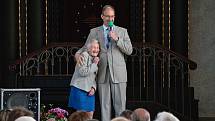 Ruth Hálová při vernisáži svých obrazů v krumlovské synagoze 7. 5. 2015 se starostou Daliborem Cardou.