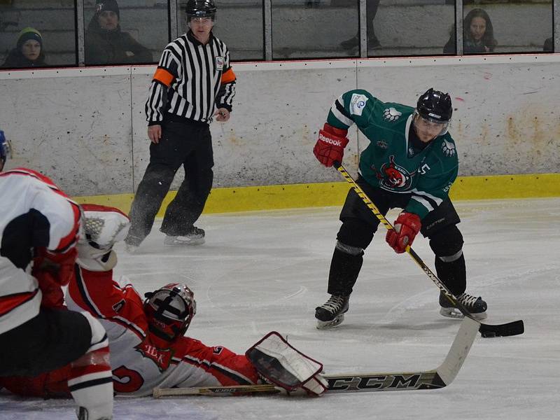 2. finále: HC Slavoj Český Krumlov (zelené dresy) - HC Strakonice 7:3 (0:1, 4:1, 3:1).