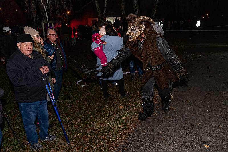 Krampusáci děsili svým zjevem ve Vyšším Brodě.