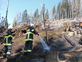 Příkladem nezvládnutého pálení malého rozsahu je i požár ve Slepičích horách u Besednice, který hasiči v roce 2009 likvidovali dva dny.