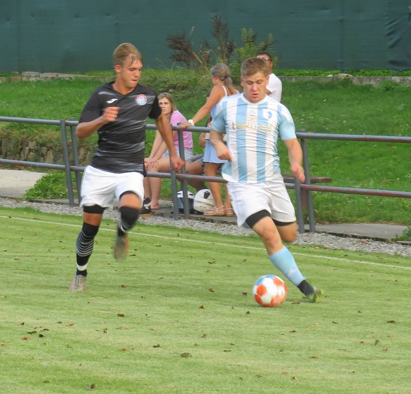 Kapličtí fotbalisté (v černobílém) podlehli v přípravném duelu Olešníku 0:6.