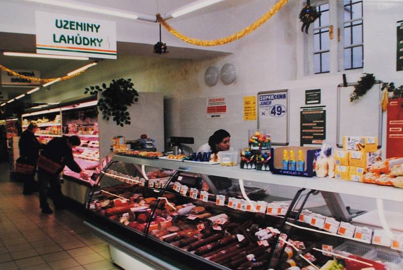 Český Krumlov v roce 1999. Prodejní oddělení Uzeniny - lahůdky.