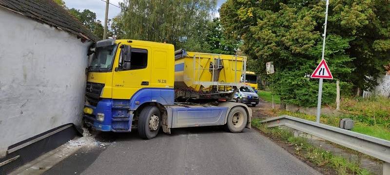 V obci Prostřední Svince u Dolního Třebonína v pondělí 26. září 2022 narazilo těžké nákladní auto do domu.