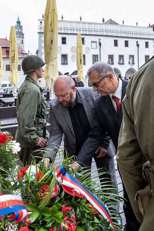 Navzdory dešti se uskutečnil pietní akt na českokrumlovském náměstí ve vší důstojnosti a lesku. V Jelení zahradě byl po celou sobotu k vidění dobový vojenský tábor a zábavný program nabídl hostinec Depo.