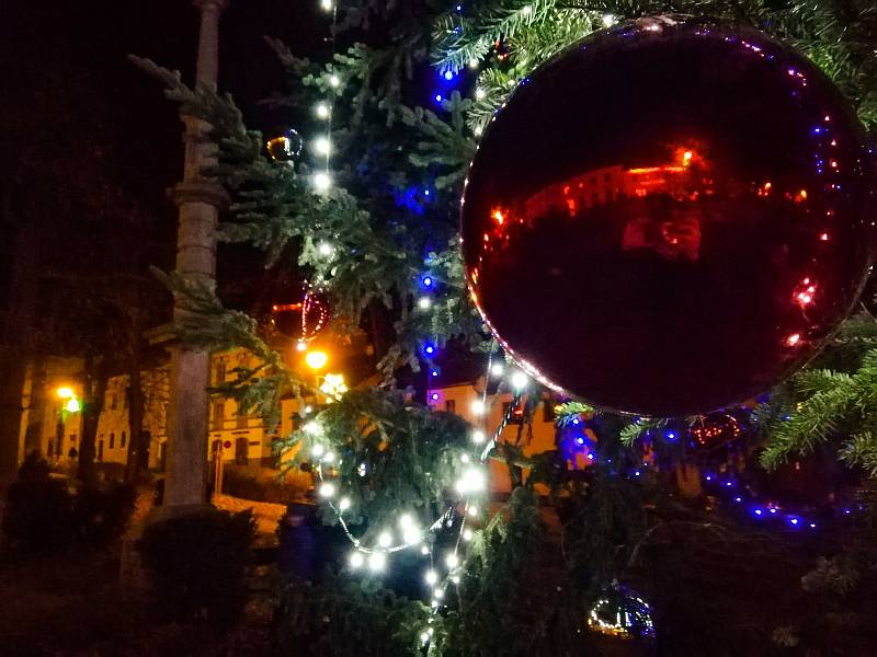 Vánoční strom na vyšebrodském náměstí se rozsvítil přesně v 17 hodin jako obvykle.
