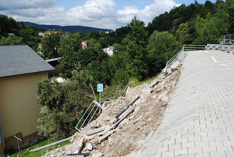 V Tiché ulici v Českém Krumlově, v části Nové Spolí nedaleko kryté lávky Rechle, se po deštích zřítila opěrná zeď s částí parkoviště.