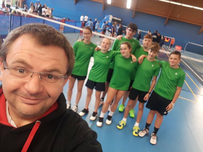 Úspěšná výprava mladých krumlovských badmintonistů, kteří na MČR žákovských družstev obsadili čtvrté místo. Foto: archiv SKB ČK