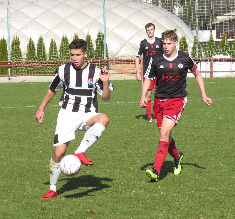 I.A třída dorostu – 22. kolo: FK Spartak Kaplice / FK Dynamo Vyšší Brod (bíločerné dresy) – TJ Spartak Trhové Sviny 0:0, na penalty 4:2.