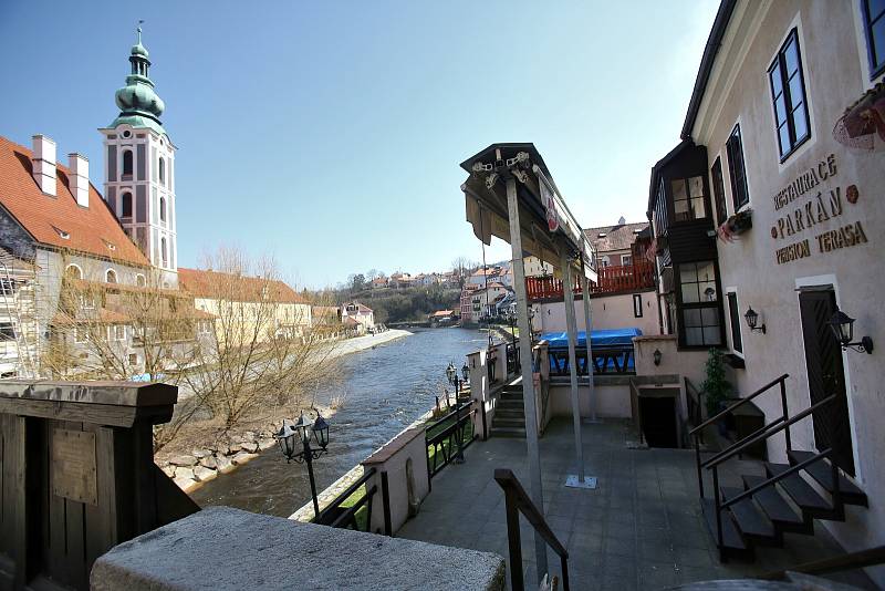 Celosvětová empidemie koronaviru vylidnila i centrum Českého Krumlova, které je běžně zaplaveno turisty.