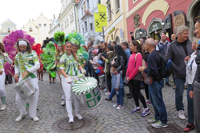 Karnevalový průvod Českým Krumlovem v rytmu Rio de Janeiro.