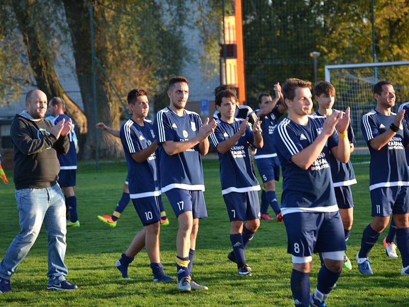 Okresní přebor muži - 6. kolo: FK Dolní Dvořiště (modré dresy) - TJ Smrčina Horní Planá 2:1 (2:1).