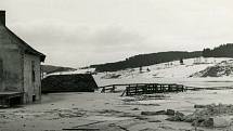 Frymburák Josef Junek zachytil napouštění lipenské přehrady. Únorové tání v r. 1958 zalilo i několik stále obydlených domů v zátopovém pásmu.