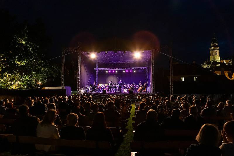 Koncert v Pivovarské zahradě v Českém Krumlově.