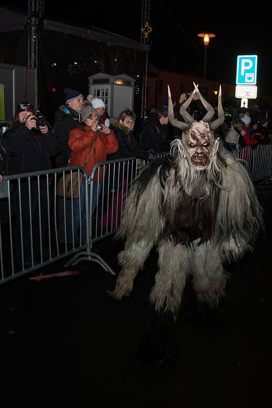 Diváci se během Krampus show v Kaplici náramně bavili.