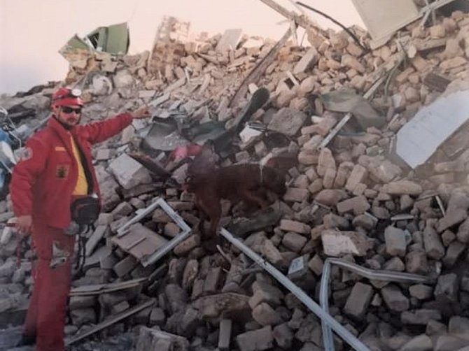 Martin Lobík s fenkou boxera Fixie na záchranné misi po zemětřesení