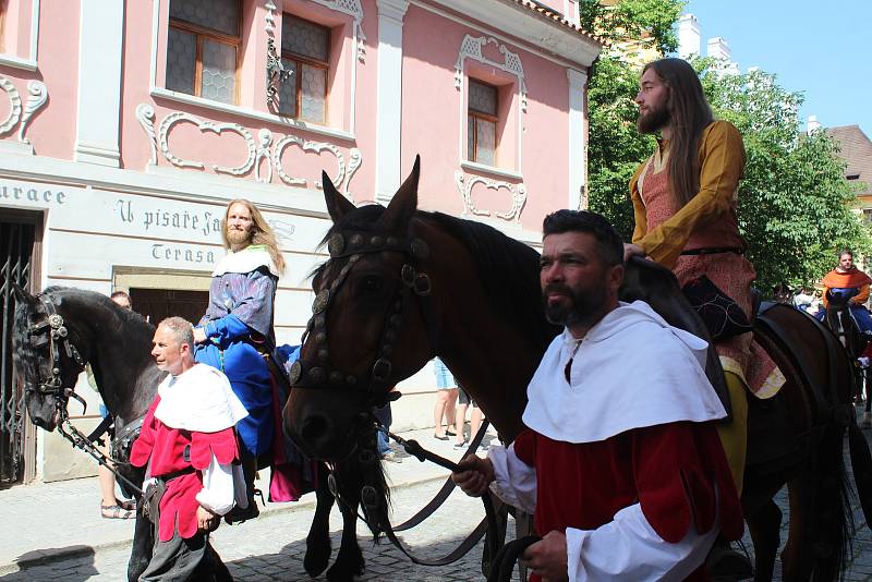 K jedněm z vrcholů Slavností pětilisté růže v Českém Krumlově patřil tradičně sobotní hlavní kostýmovaný průvod ulicemi města.