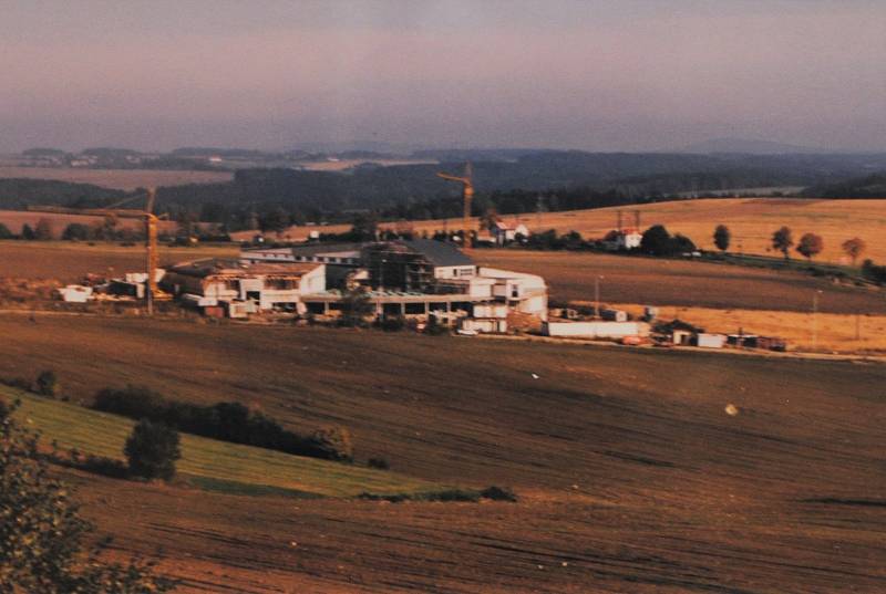 Český Krumlov v roce 1995. Výstavba komplexu budov Policie ČR v Domoradicích.