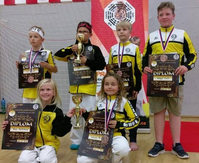 Mladí závodníci Panthers Český Krumlov vybojovali při Lázeňském poháru v Karlových Varech desítku medailových umístění, včetně čtyř zlatých.