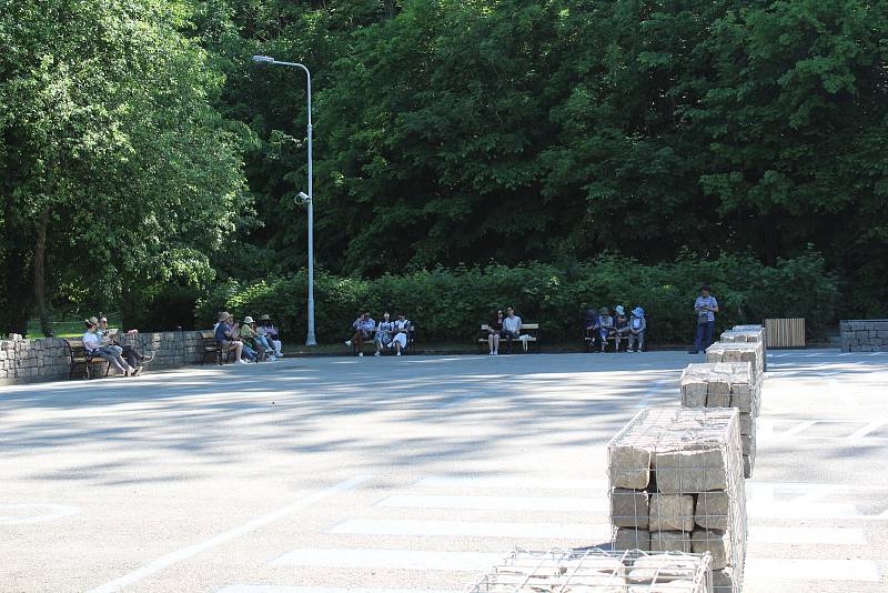 Na nový bus stop A jezdí od soboty většina zájezdových autobusů, turisté tak nemusí přes hlavní silnici.