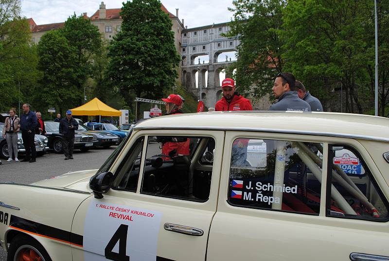 Premiérový ročník Rallye Český Krumlov Revival startoval v tradičním květnovém termínu na tradičním místě, na parkovišti v krumlovské Jelení zahradě.