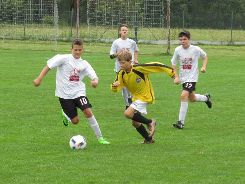 Oblastní I.A třída starších žáků (skupina A) - 3. kolo: FK Spartak Kaplice (žluté dresy) - TJ Centropen Dačice + Třebětice 15:0 (7:0).