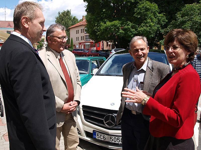 Velvyslankyni Jihoafrické republiky v ČR přivítal ve Frymburku starosta Oto Řezáč.