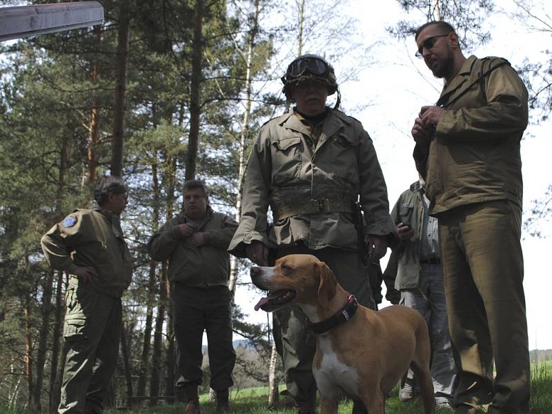 Jízda Veteran Army Vehicles clubu k uctění padlých vojáků. 