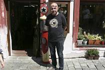 Miloslav Fouček před Army shopem.