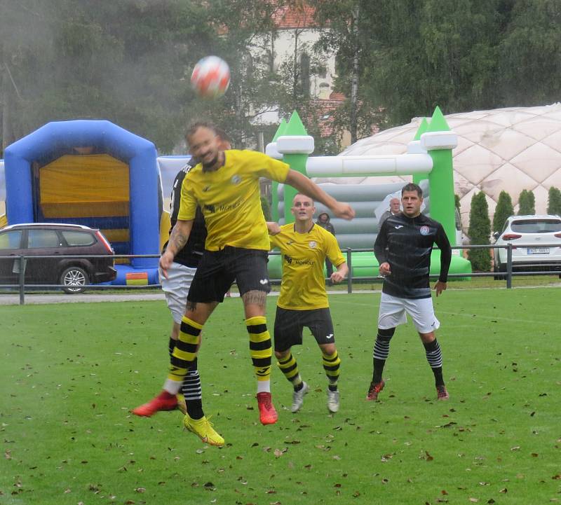 Kaplice v úvodním kole I. A třídy doma za vytrvalého deště porazila Lhenice (ve žlutém) přesvědčivě 3:0.