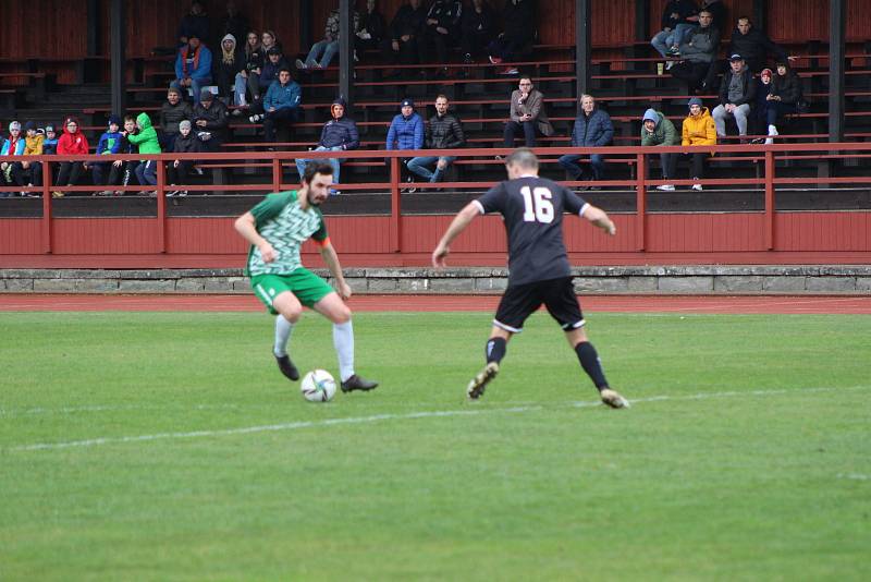 Fotbalová divize: Slavoj Český Krumlov - Tochovice 4:3 (2:1).