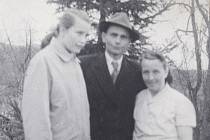 Růžena Šnejdová na archivním snímku s tatínkem a maminkou.