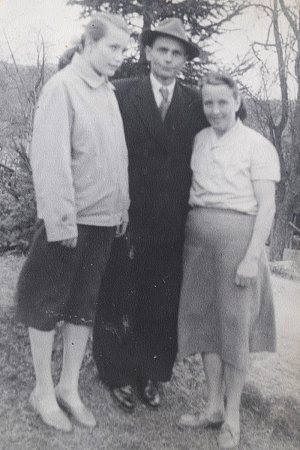 Růžena Šnejdová na archivním snímku s tatínkem a maminkou.