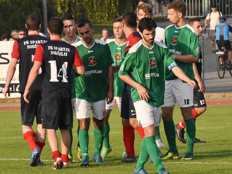 Poprvé v nové sezoně odcházeli fotbalisté českokrumlovského Slavoje po utkání ze hřiště se svěšenými hlavami.