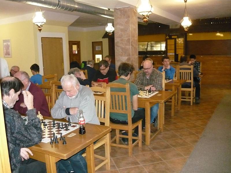 Šachového turnaje ve Vyšším Brodě se účastnilo čtyřiatřicet šachistů ze čtyř zemí.