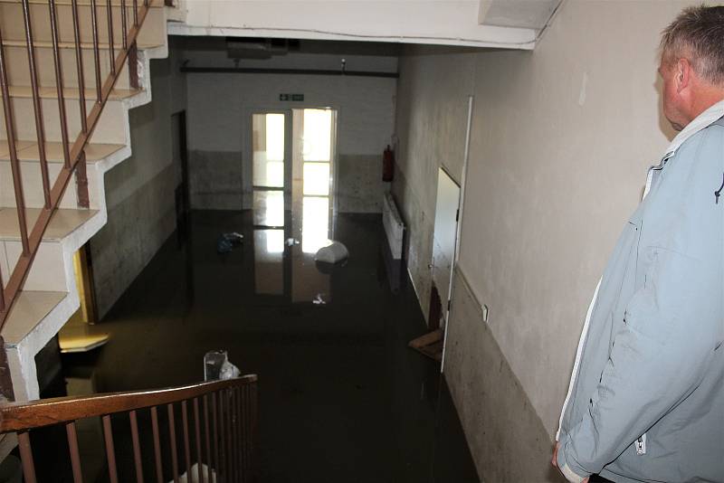 Český Krumlov opět zažil záplavu. Takto to vypadlo ve čtvrtek dopoledne, kdy už voda částečně opadla.