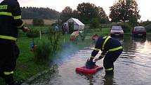 V Záluží přetekl rybník nad domem s pečovatelskou službou. Voda natekla do kotelny a garáží, pod vodou bylo i okolí objektu.