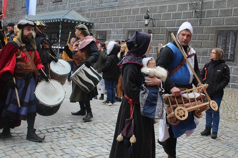 Historický kostýmovaný průvod v sobotu slavnostně zahájil zámeckou sezónu v Českém Krumlově.