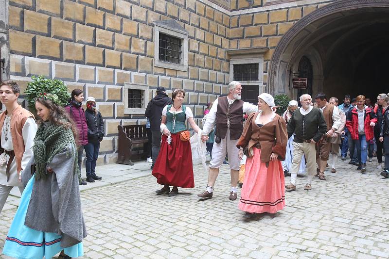 Český Krumlov se probouzí k životu. V sobotu ve dvě hodiny odpolende vyšel historický průvod z pátého zámeckého nádvoří. Zahájil tak kvůli Covidu-19 letos opožděnou sezónu.