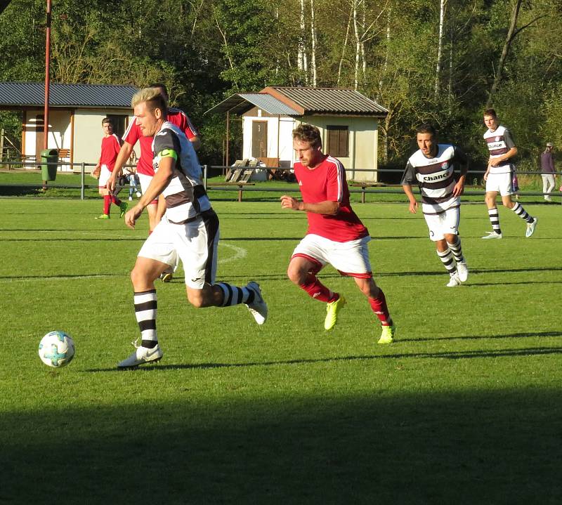 Kapličtí fotbalisté (v černobílém) zdolali v 6. kole I.A třídy Strunkovice nad Blanicí 2:1.