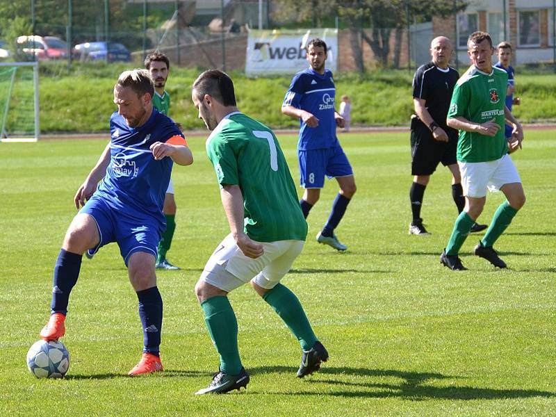 Dohrávka divize A - 23. kolo: FK Slavoj Český Krumlov (zelené dresy) - 1. FC Karlovy Vary 1:1 (1:0), na penalty 5:3.